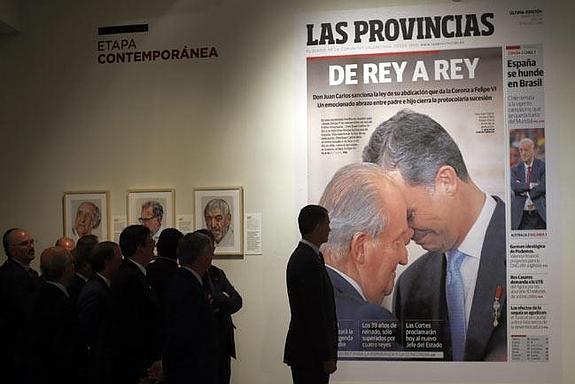  El Rey Felipe, junto a una portada de LAS PROVINCIAS. 