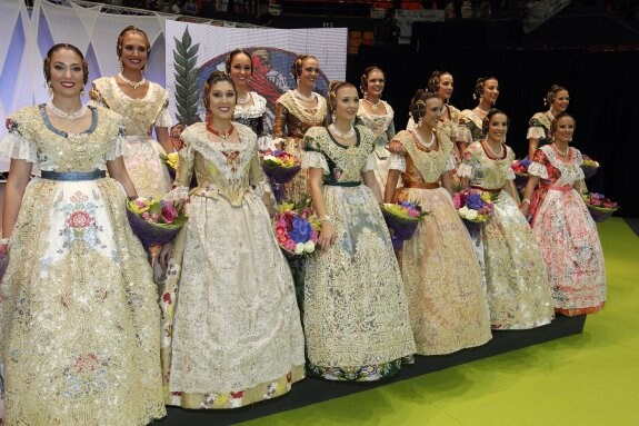  Nueva corte. Las trece chicas fueron elegidas en la Fonteta y se convertirán en las reinas de 2016. :: j. signes