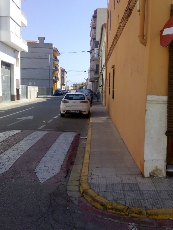 Calle Párroco Berenguer de Real de Gandia, donde los residentes exigen una reforma de la vía. :: lp
