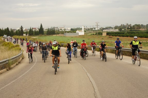 Marcha ciclista ayer desde Valencia a poblaciones de l'Horta Sud. :: f. mafé