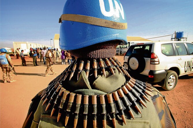 Soldados cataríes de los cascos azules de la ONU patrullan en Nyala, capital de la región de Darfur (Sudán), durante el conflicto secesionista en 2010.