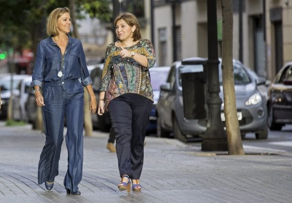 Dolores de Cospedal e Isabel Bonig, ayer cuando se dirigían a la sede del PPCV. :: EFE/Manuel Bruque.