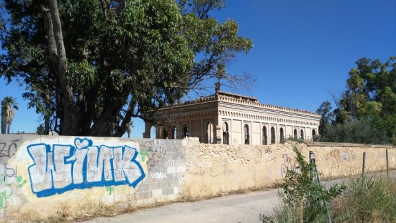 Una parte del vallado que protege el edificio de estilo neoárabe. :: LP