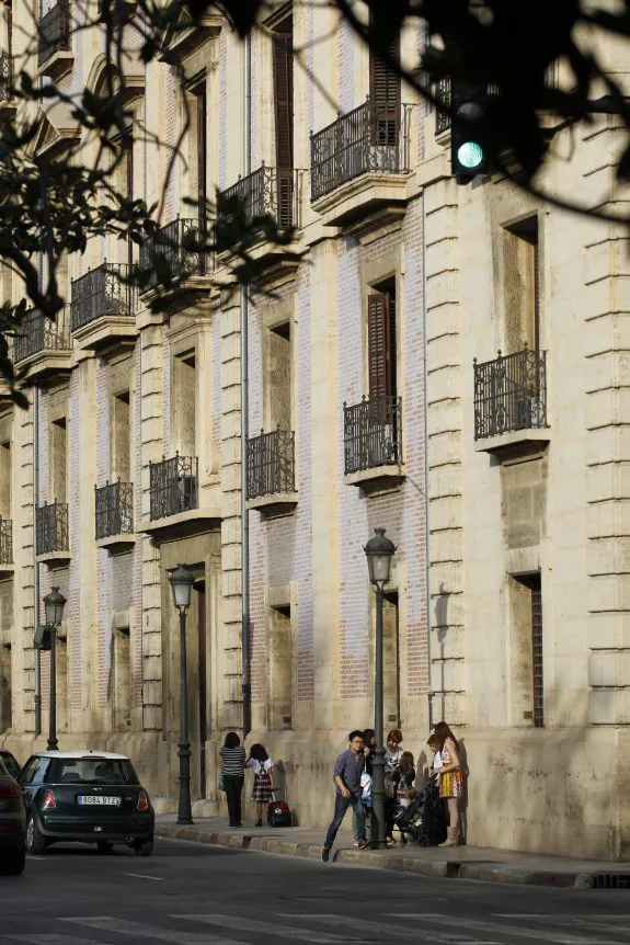 Fachada del TSJ, tras la retirada del cartel de obras atornillado a la pared. :: juanjo monzó