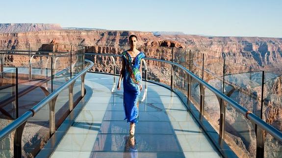 Una modelo desfila sobre una pasarela de vidrio en el Gran Cañón (Las Vegas).