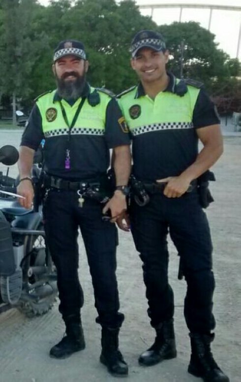 Los agentes Mario Sánchez (izquierda) y José Alfonso. :: lp