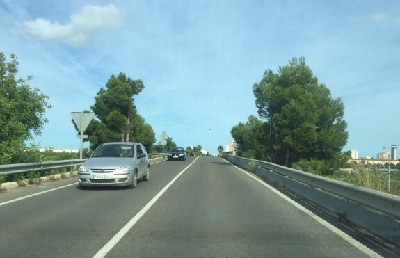 El puente de la carretera Nazaret-Oliva a su paso por Tavernes de la Valldigna. :: lp