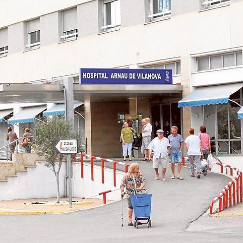 Acceso principal al Hospital Arnau de Vilanova.