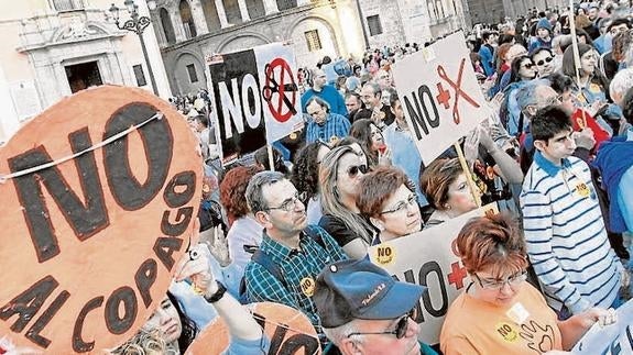 Protesta en Valencia contra el copago sanitario.