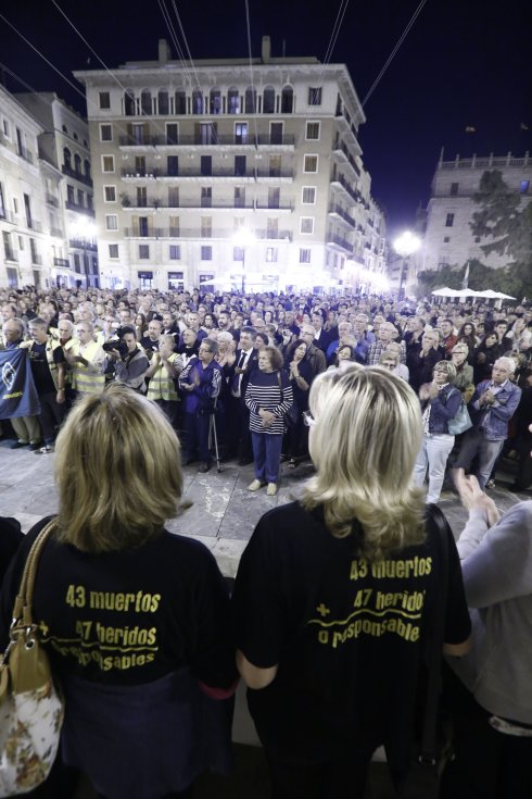 Víctimas concentradas, con la Generalitat al fondo. :: m. molines
