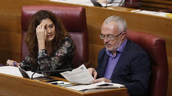 El portavoz de Podemos, Antonio Montiel, conversa con su compañera, Fabiola Meco, durante el pleno de Les Corts Valencianes 