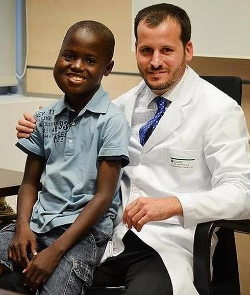 El doctor Solís junto a Abdou. 
