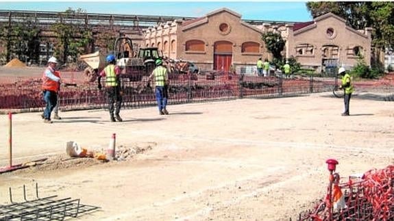 Los operarios realizan trabajos previos en la zona.