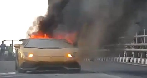 Un Lamborghini en llamas en plena carretera de Dubai.