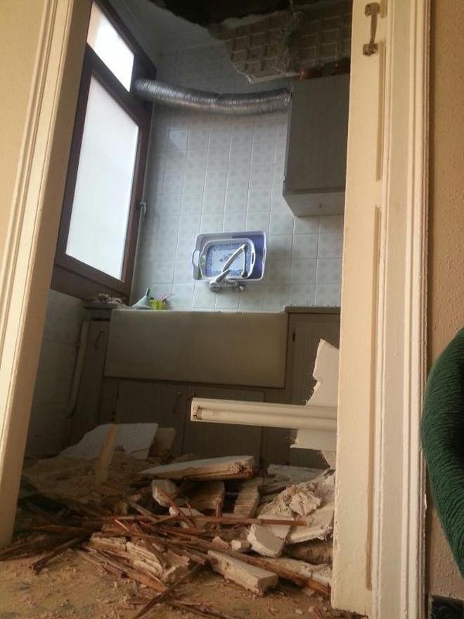 Derrumbe parcial de la cocina de una vivienda en la calle Sanchis Bergón de Valencia