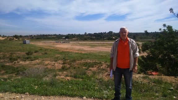 Antonio Sánchez, uno de los vecinos afectados con la pista de aviones al fondo. :: LP