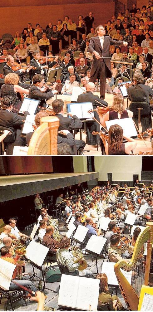 Arriba, Yaron Traub dirige a la Orquesta de Valencia.. Abajo, ensayo de la Orquesta del Palau de les Arts.
