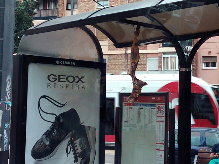 Un hueso de jamón en una parada de autobús de Valencia