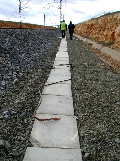 Un cable cortado por un ladrón en las vías del AVE. :: efe