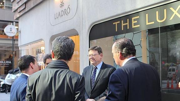 Ximo Puig, en la puerta de la tienda Lladró de Manhatan.