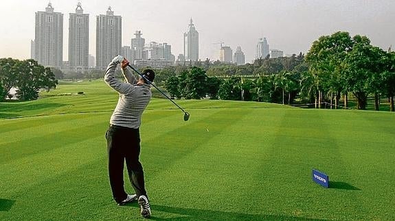 Un golfista en un campo de Shenzhen.