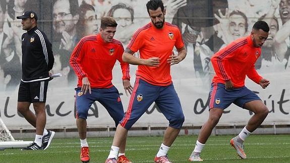 Vezo, Negredo y De Paul, delante de Nuno, durante el entrenamiento.