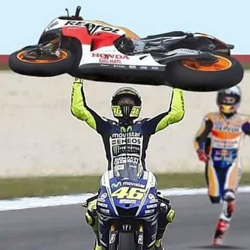 Los memes del rodillazo de Rossi a Márquez