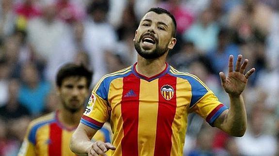 Javi Fuego, en un partido con el Valencia. 