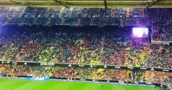 Tifo de la senyera en la salida de los jugadores al césped de Mestalla.