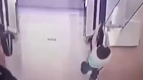 Una niña se salva tras caer de unas escaleras mecánicas