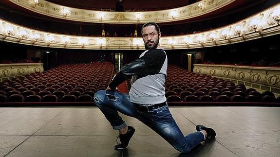 El bailarín y coreógrafo Rafael Amargo posa en el escenario del Teatro Principal.