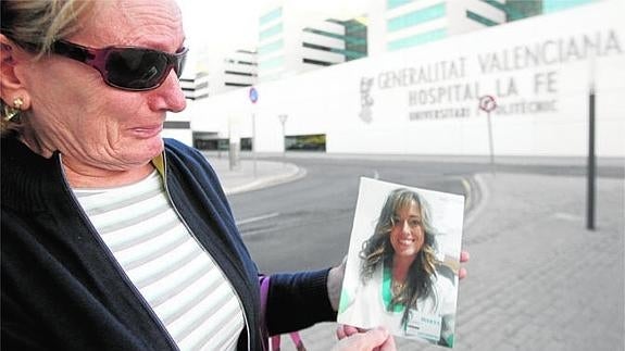 María Ángeles muestra la fotografía de su hija, ingresada con gravísimas lesiones cerebrales tras la brutal paliza de su exnovio.