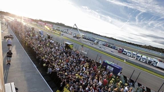 Cientos de aficionados participan en el 'pit walk' del Circuit Ricardo Tormo.