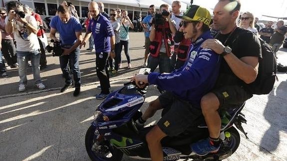 Rossi en su llegada a Cheste. 