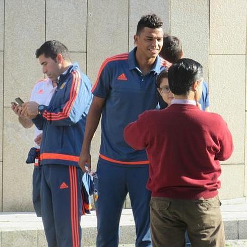 Los jugadores se han fotografiado con los aficionados. J. C. VILLENA