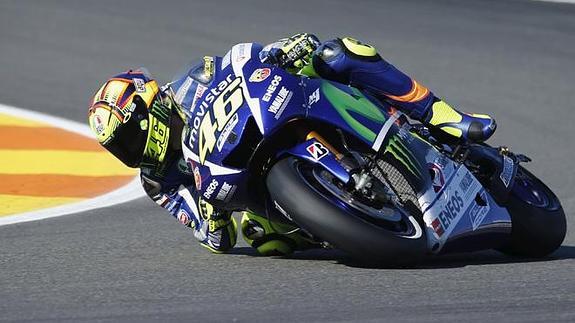 Rossi tomando una curva en el Circuito Ricardo Tormo.