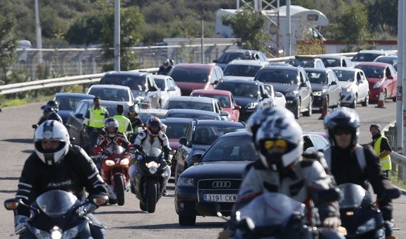 Imagen del atasco en la entrada del Ricardo Tormo de Cheste. :: jesús signes