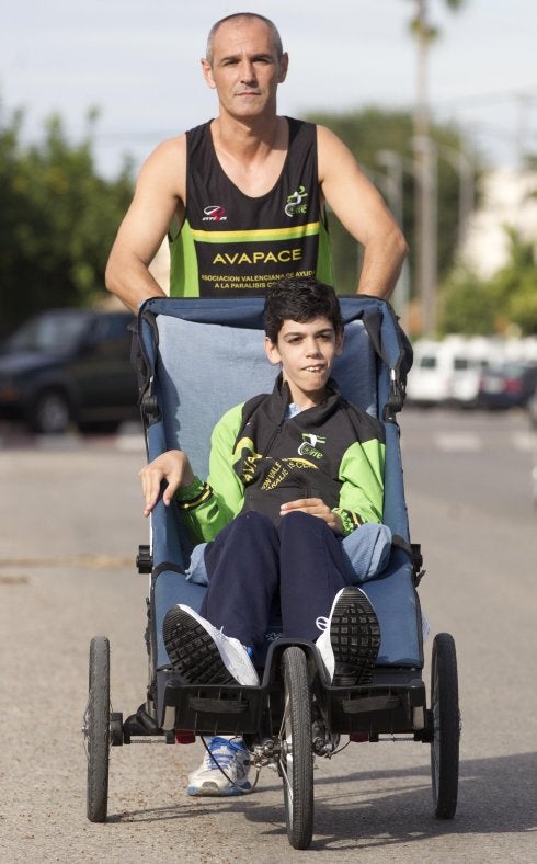 Benito y Adrián, en pleno entrenamiento. :: damián torres