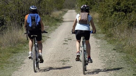 Dos ciclistas en la Vía Verde Ojos Negros.