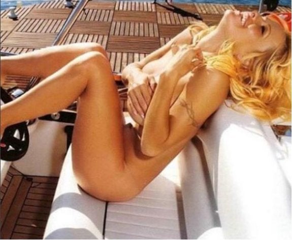 Pamela ha posado así para comunicar la noticia. :: instagram