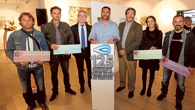 Los premiados en el Maratón Fotográfico de la Albufera posan, ayer, junto al presidente de Aguas de Valencia, Eugenio Calabuig (tercero por la izquierda), y Julián Quirós, director de LAS PROVINCIAS (tercero por la derecha).