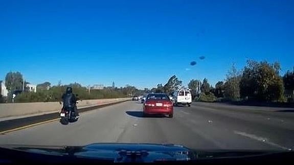 Espectacular accidente de moto en carretera