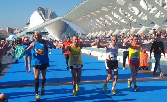 Domingo Mengual, Manuel Gutiérrez, Manuel Sánchez y Paco Rubio cruzan la meta cogidos de la mano. :: a. m.