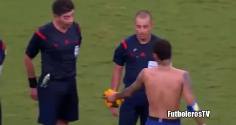Un árbitro no acepta la camiseta de Neymar.