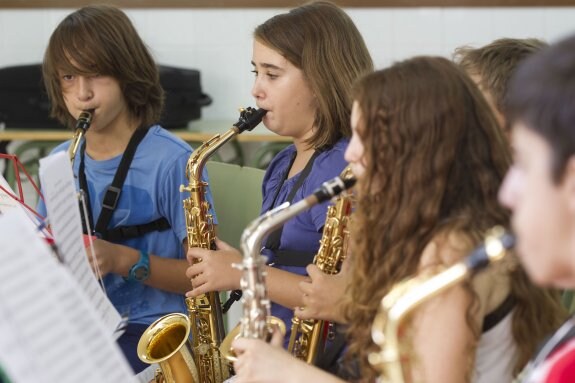  Educandos en una escuela de música. :: fsmcv