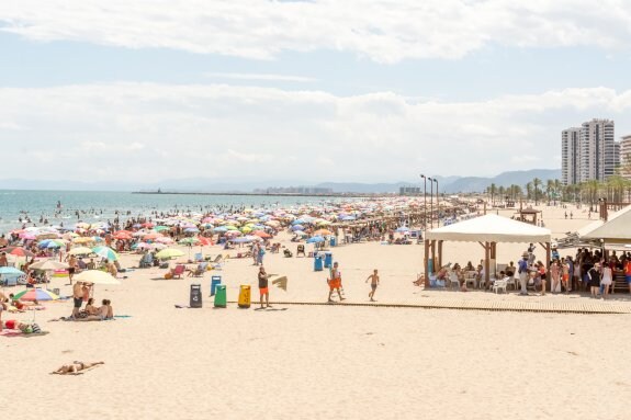 Una playa de Cullera durante este verano. :: diego moreno delgado
