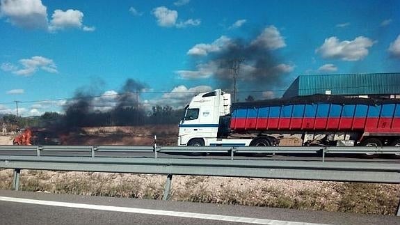 Arde un coche en una carretera de Sax