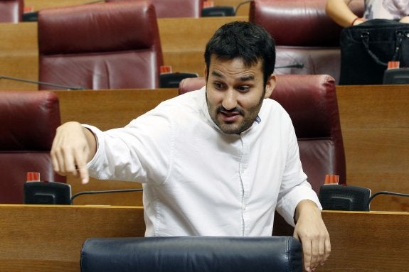 Vicent Marzà, conseller de Educación, Investigación, Cultura y Deporte, durante una intervención en Les Corts. :: irene marsilla