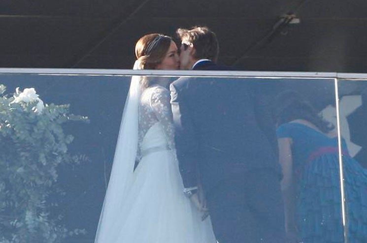 David Ferrer y Marta Tornel se besan en lo alto del edificio Veles e Vents, hoy durante la celebración de su boda en Valencia.