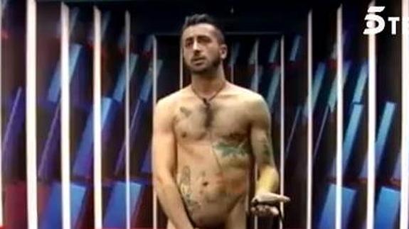 Aritz, desnudo en el confesionario.